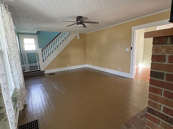 4th image of 691 E Main St