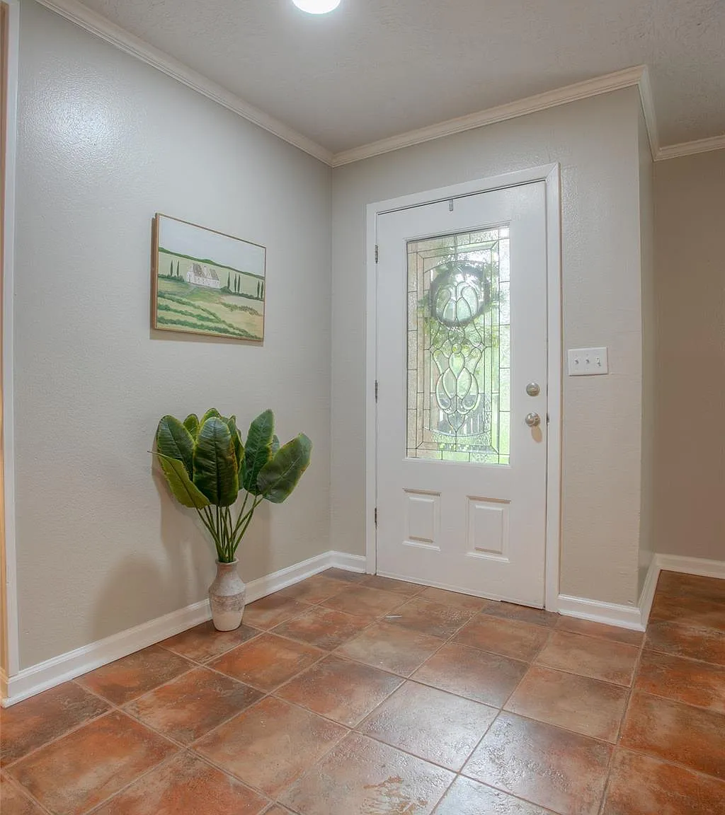 3 bed, 2.0 bath, 2016 sqft, $2,650 — Photo 3