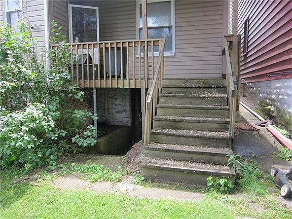 4th image of 2411 Riverview St