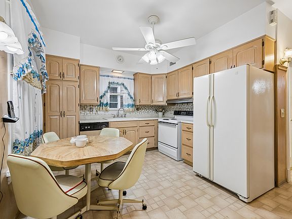 5th image of 4541 W Montana St