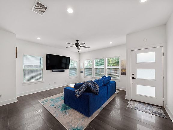 5th image of 209 Blueberry St