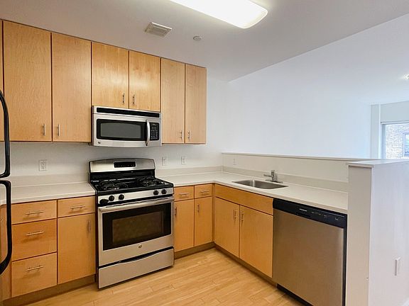 3rd image of 4857 Broadway APT 5E