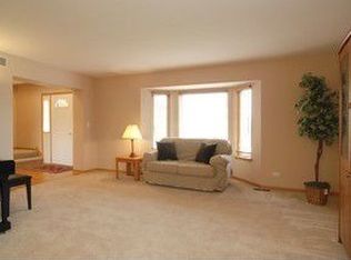 1045 Victoria Ln, Glendale Heights, IL 60139