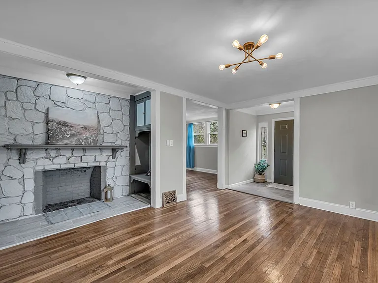2110 S Sterling Ave — Photo 3