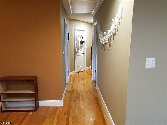 4th image of 8 Shiawassee Dr