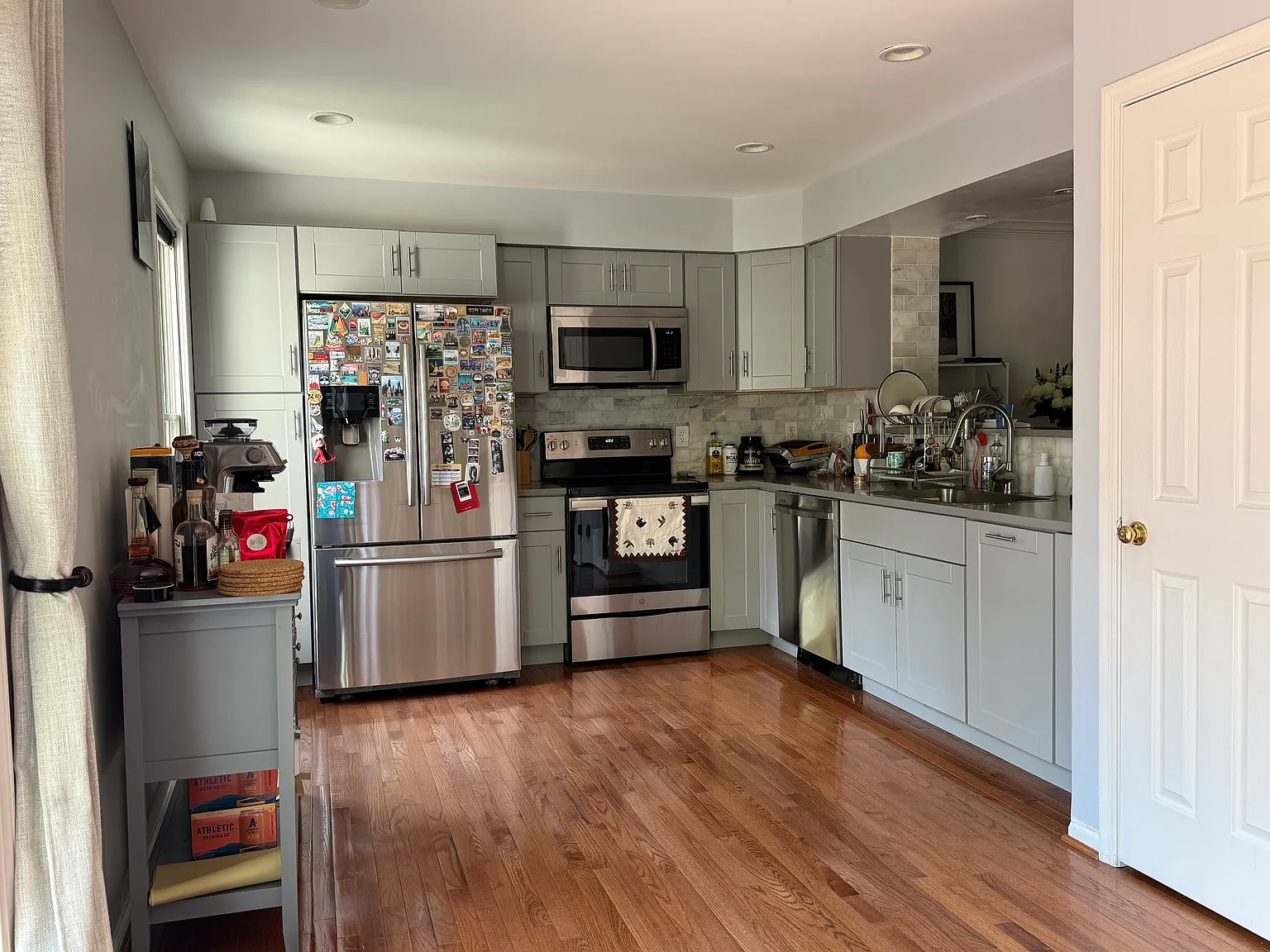 3 bed, 3.5 bath, 1900 sqft, $4,200 — Photo 4