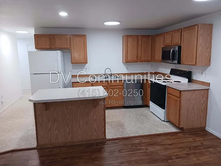 2571 NW Cedar Ave #3 — Photo 2