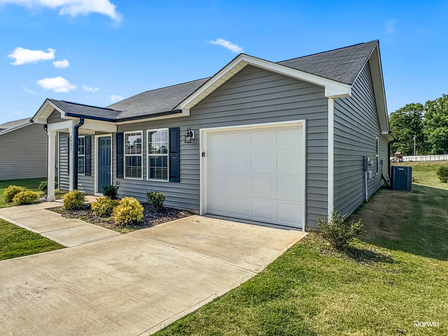 3 bed, 2.0 bath, 1383 sqft, $1,690 — Photo 2