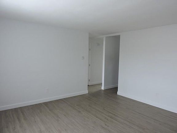 3rd image of 425 Warren Ave APT 4