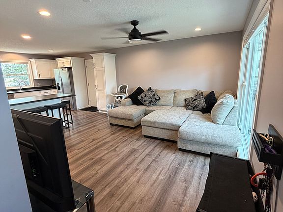 3rd image of 105 New St