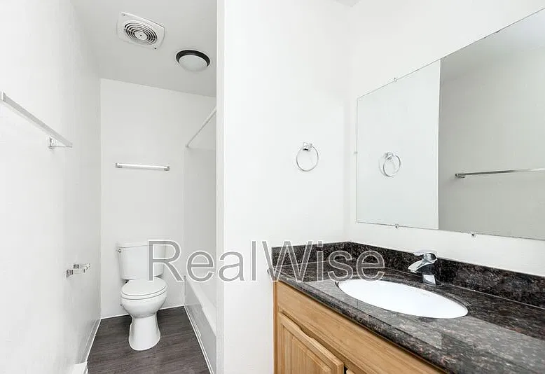 8415 N Fessenden St — Photo 3