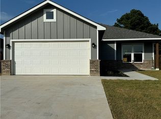 1611 Hackberry St, Hearne, TX 77859