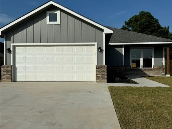 1611 Hackberry St, Hearne, TX 77859