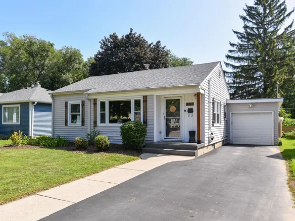633 N Hine AVENUE, Waukesha, WI 53188