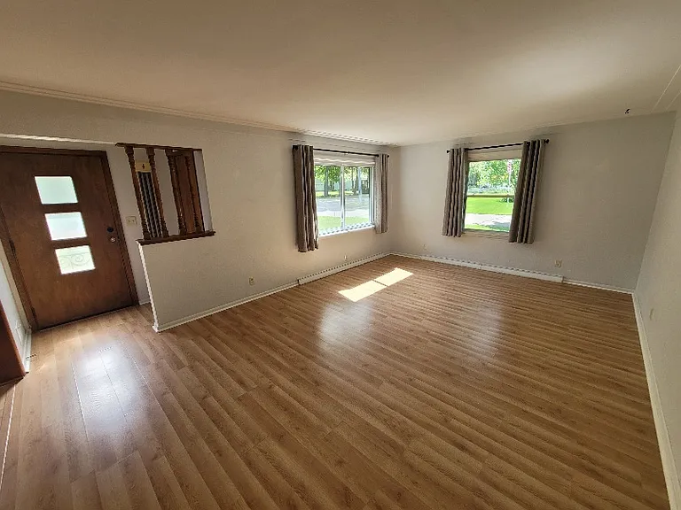 310 N Division Ave — Photo 2