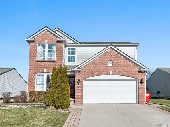 18849 English Ivy Dr, Macomb, MI 48042