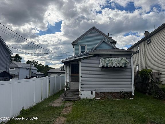3rd image of 825 Summit St