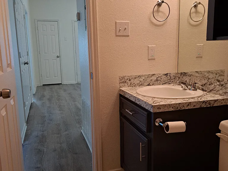 806 Redwood Ln — Photo 18