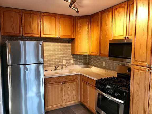 3rd image of 306 King St