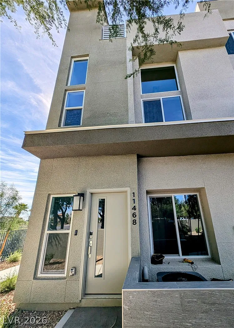 3 bed, 3.0 bath, 1495 sqft, $3,400 — Photo 1