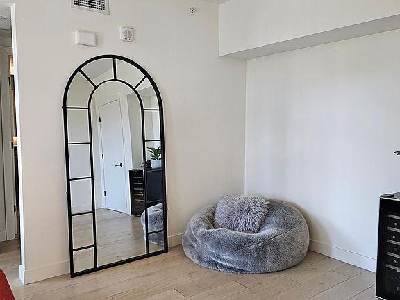 4th image of 1598 Bay St Unit 202
