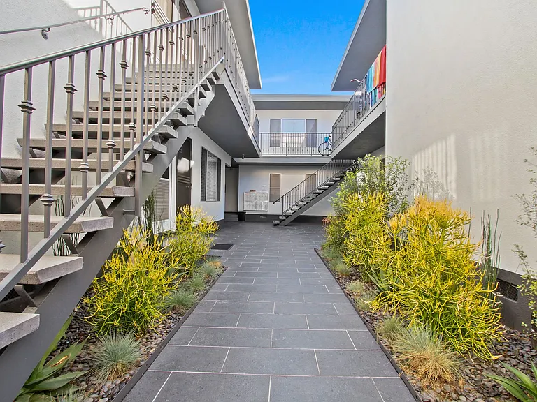 519 Hill St in Santa Monica! Steps to Main St and the beach! — Photo 6