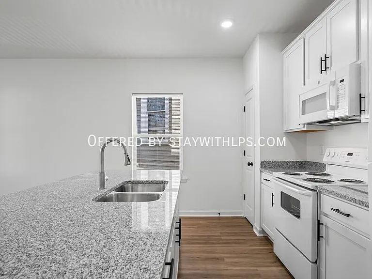1571 Court Ave #102 — Photo 14