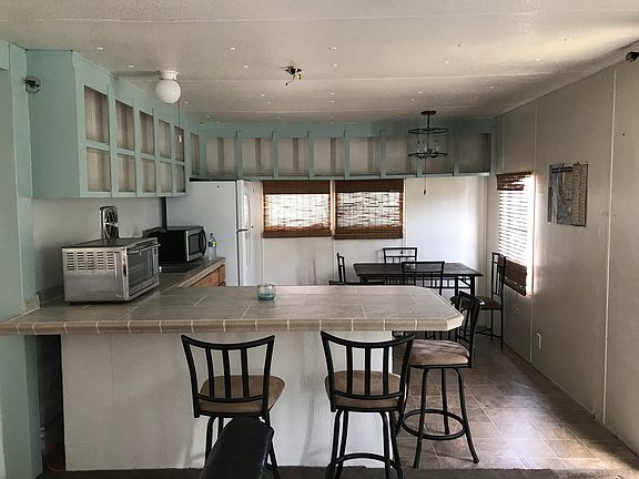 Kitchen + Breakfast Bar
