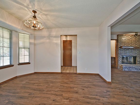 3rd image of 216 Brackendale Ln
