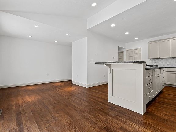5th image of 27 Kingsbury Ave