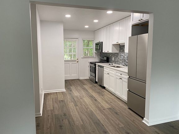3rd image of 525 Bashford Rd