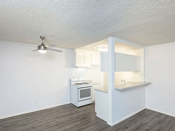 5th image of 20711 Vanowen St #113