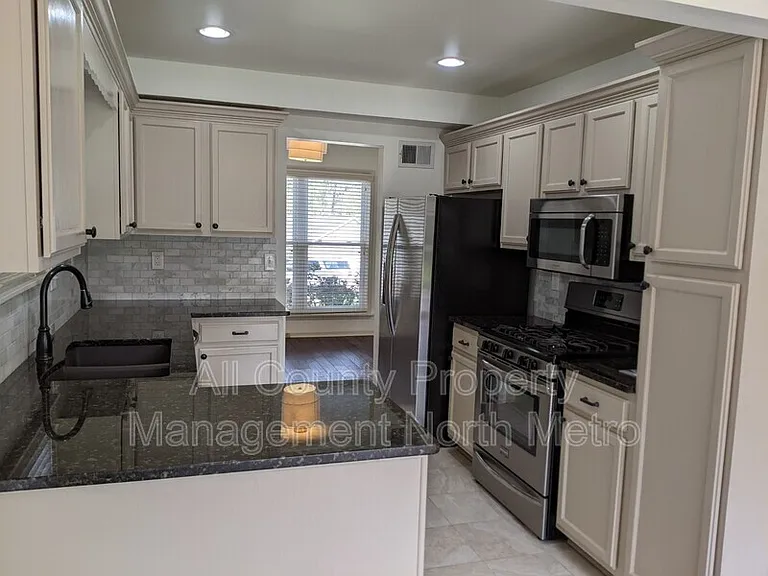 215 Broken Lance Pl — Photo 8