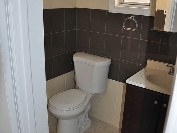 2nd image of 210 Highland Pl APT 2R