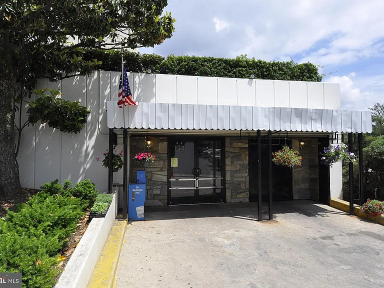 10631 Montrose Ave #M-202 — Photo 46