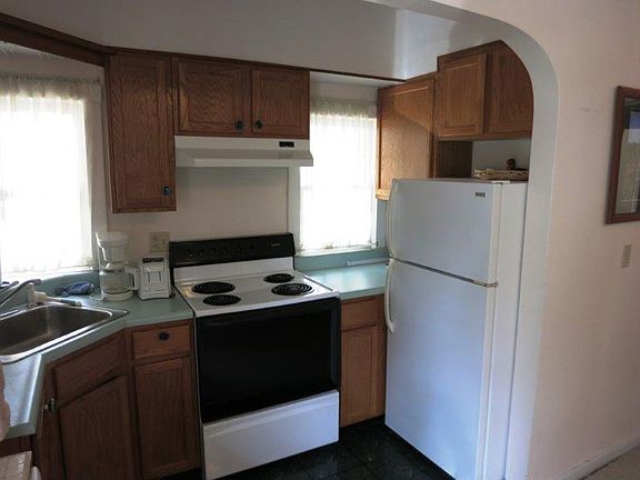 5th image of 326 E Grand River Ave