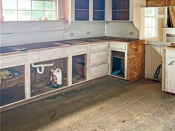4th image of 618 W Lincoln St