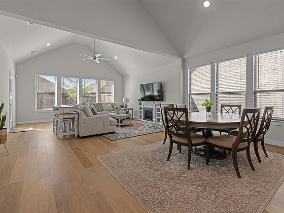 5th image of 576 Silver Springs Ln