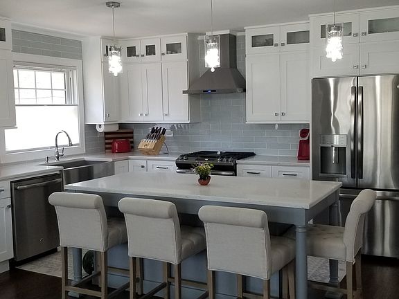 3rd image of 5040 Lunt Ave