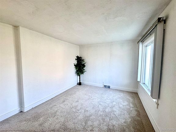 4th image of 19307 Fleming St
