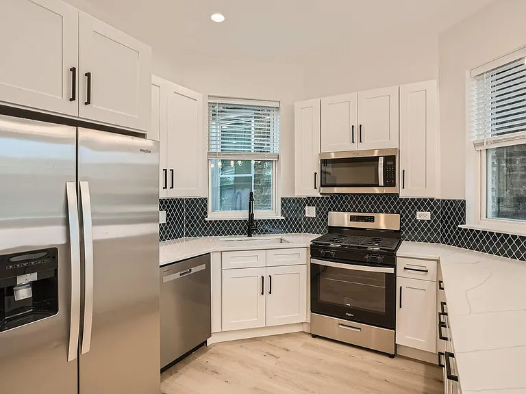 3509 N Sheffield Ave — Photo 2