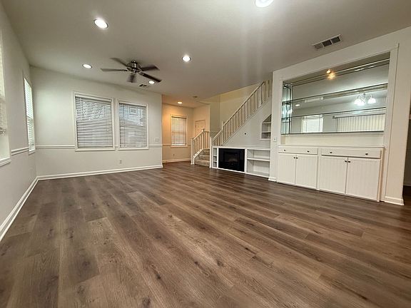 4th image of 27379 Dearborn Dr
