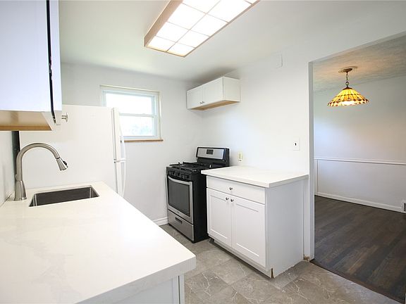 5th image of 406 Eden Dr