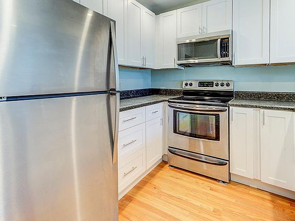 5th image of 218 Saint Luke Ct
