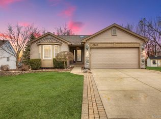 2840 Birchwood Dr, Waterford, MI 48329