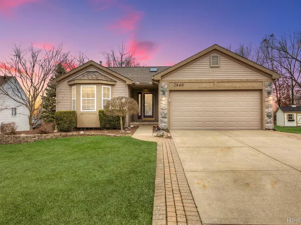 2840 Birchwood Dr, Waterford, MI 48329