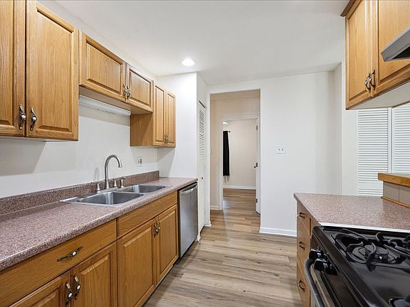 4th image of 154 Austin Ave