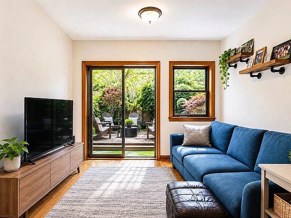 3rd image of 138 W 70th St #R