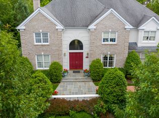 11 Stone Hill Dr N, Manhasset, NY 11030