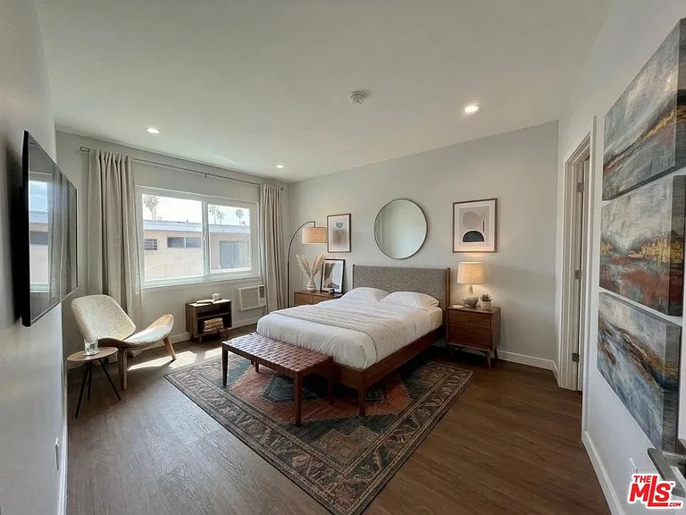 903 S Barrington Ave — Photo 8